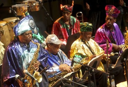 La Arkestra de Sun Ra, en un momento de su actuaci&oacute;n en la plaza de la Trinidad de San Sebasti&aacute;n.