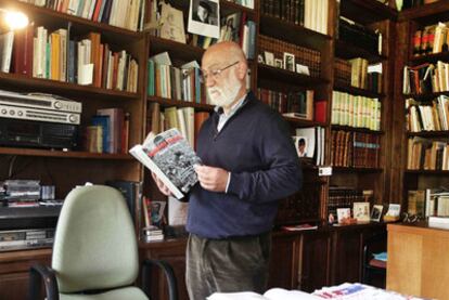 O historiador Ricardo Gurriarán, o pasado martes na súa casa de Santiago.