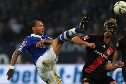 Jones pelea por el balón en un partido del Schalke.