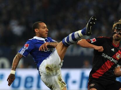 Jones pelea por el balón en un partido del Schalke.