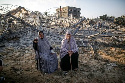 Dos ancianas palestinas entre los escombros del campamento de Al Malawi, tras el ataque israelí, este martes.