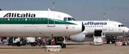 Aviones de las compañías aéreas italiana "Alitalia" (i) y alemana "Lufthansa", en el aeropuerto de Roma, Italia. EFE/Archivo