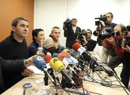 Los dirigentes de Batasuna Arnaldo Otegi, Ione Goirizelaia y Joseba Permach, de izquierda a derecha, durante la rueda de prensa que han ofrecido hoy en San Sebastián.