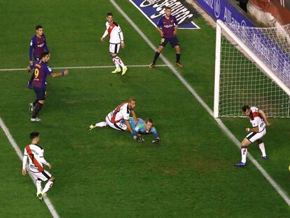 Luis Suárez marca el gol del Barcelona.