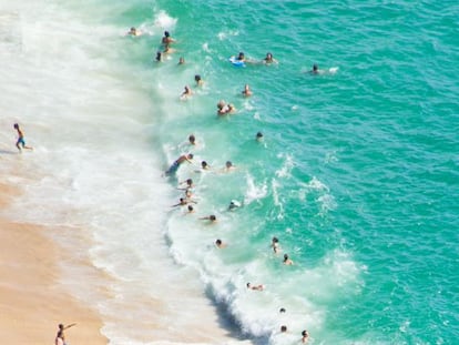 Vista aérea de la playa de Nazaré, al norte de Lisboa.