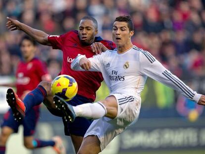Loties e Cristiano brigam pela bola em Pamplona.