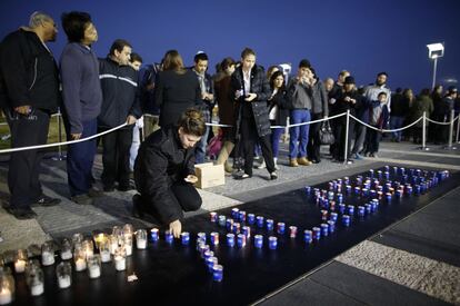 Los visitantes de la capilla ardiente prenden velas juntos al ata&uacute;d de Ariel Sharon.