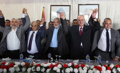 El primer ministro de Palestina, Rami Hamdallah (c) rodeado de los líderes de Hamás en Gaza y del mediador egipcio, este lunes.