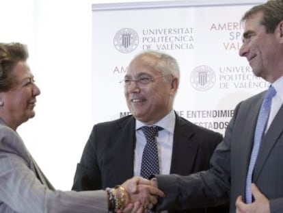Barberá saluda al embajador de EEUU y al rector de la Politécnica tras el acuerdo para poner en marcha el Espacio Americano.