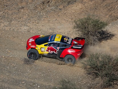 El vehículo del francés Sébastien Loeb y su copiloto Fabian Lurquin, durante el Dakar 2024.