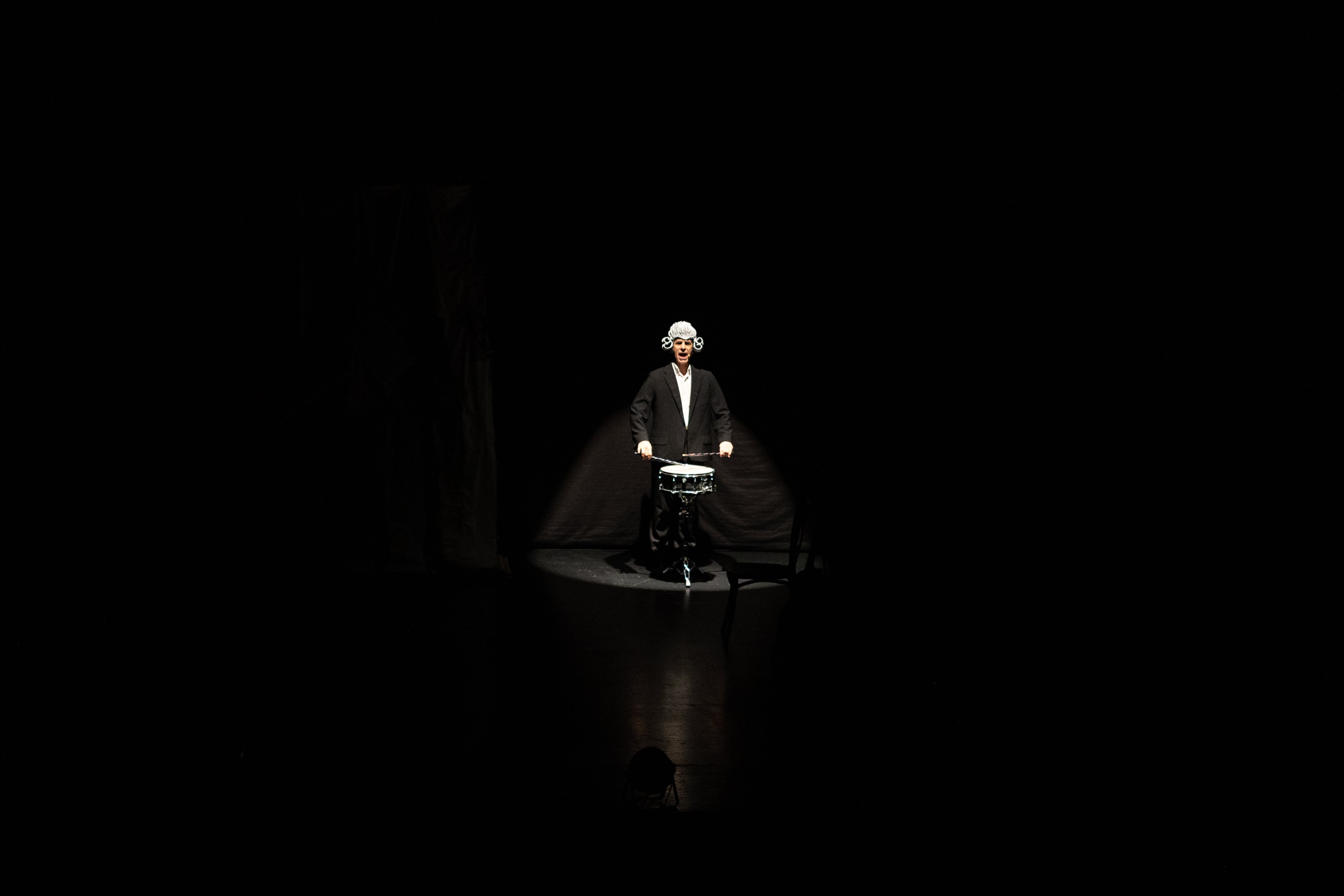 Uno de los actores en escena de la obra 'Carrera' en el teatro Finis Terrae.