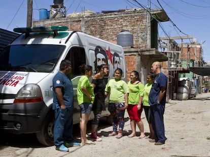 Ambulância da Central de Emergências Comunitárias trabalha em uma favela de Buenos Aires.