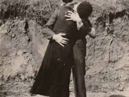 O beijo de Bonnie e Clyde, exposto em Dallas (Texas).