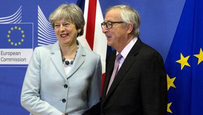 Theresa May e Jean-Claude Juncker, nesta sexta-feira em Bruxelas.