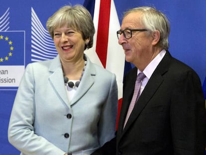 Theresa May e Jean-Claude Juncker, nesta sexta-feira em Bruxelas.