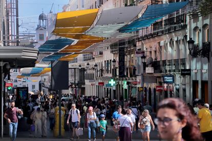 Numerosos ciudadanos paseaban a mediados de julio por la madrileña calle de Preciados.