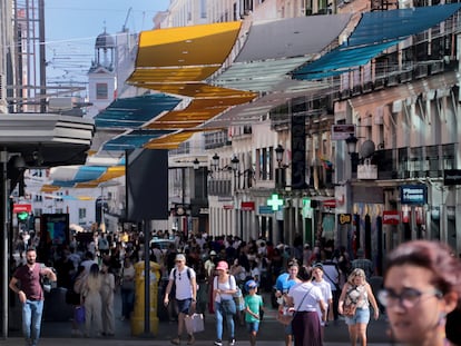 Numerosos ciudadanos paseaban a mediados de julio por la madrileña calle de Preciados.