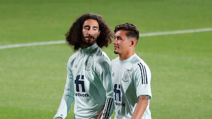 Cucurella y Yeremi Pino, en un entrenamiento en la Ciudad del Fútbol de Las Rozas (Madrid), el 7 de junio.