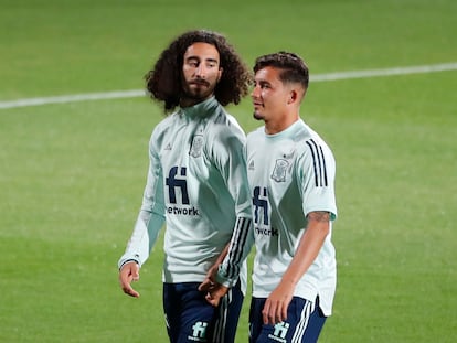 Cucurella y Yeremi Pino, en un entrenamiento en la Ciudad del Fútbol de Las Rozas (Madrid), el 7 de junio.