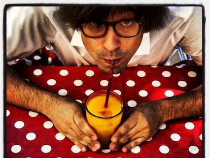 Luis Piedrahita toma un zumo en el Delic Caf&eacute;, donde calcula que ha escrito la mitad de sus guiones.