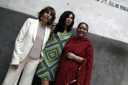 Maite Arango, Sybilla y Vandana Shiva, en Madrid. A la derecha, bolsa <i>Esta bolsa tiene tela.</i>