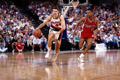 Petrovic, con los Portland Trail Blazers, sube el balón en el Rose Garden contra Los Angeles Clippers en un partido de NBA de la temporada del 90 celebrado en Portland, Oregon.