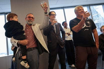 Periodistas de Reuters celebran el premio Pulitzer, este lunes en la redacción de la agencia en Nueva York.