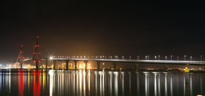 Vista nocturna de la nueva infraestructura que se inaugura este jueves en Cádiz.