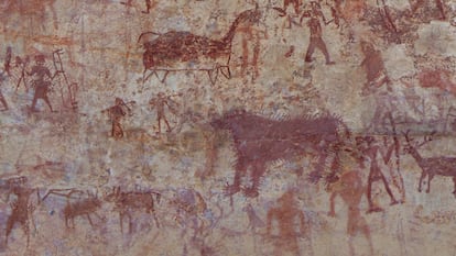 Grupo de de animales y de figuras humanas representadas en uno de los abrigos rupestres del conjunto de Urden (India).