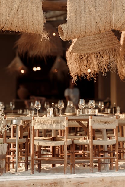 El colectivo balear de arquitectura Moredesign firma el escenario bohemio de Silencio Ibiza, donde no faltan las fibras naturales, las camas balinesas y la arena en los pies. 