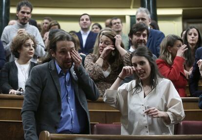 Varios diputados de Unidas Podemos se secan las lagrimas al termino de la sesión, entre ellos Pablo Iglesias e Irene Montero (en primer plano), durante el debate sobre la investidura de Pedro Sánchez, candidato a la presidencia del Gobierno el 7 de enero.