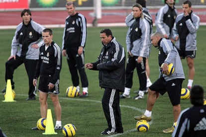 Vanderlei Luxemburgo dirige el entrenamiento del Madrid, ayer, entre Owen y Ronaldo.