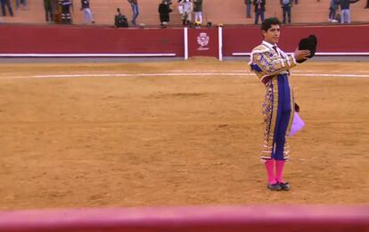 Luis David saluda tras la muerte de su segundo toro.