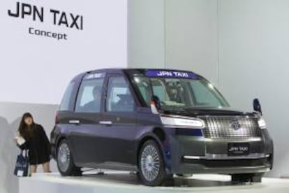 Una visitante observa un modelo de taxi JPN de Toyota en el ámbito de la 43ª edición del Salón del Motor de Tokio, en Tokio. EFE/Archivo