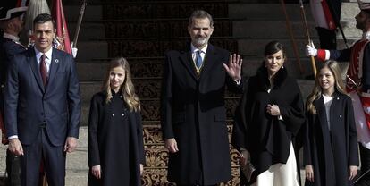 Los Reyes de España con sus hijas y el presidente del Gobierno a su llegada al Congreso.