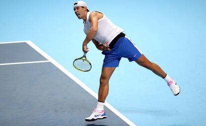 Nadal entrena su servicio en el O2 Arena de Londres.