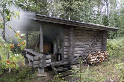 Los dueños de la vivienda usan a diario una vieja sauna finlandesa. Tras calentarse durante horas, cuando alcanza la temperatura deseada se abre la puerta para que salga el humo.