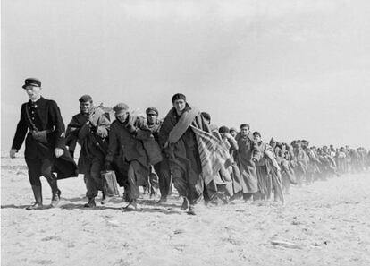 Soldados republicanos y civiles exiliados entre los campos de Argelès- sur-Mer y Le Barcarès (Francia), marzo de 1939.