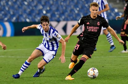 Odegaard, defendido por Elustondo en el Real Sociedad-Real Madrid.