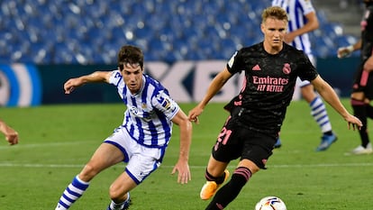 Odegaard se escapa del marcaje de Elustondo