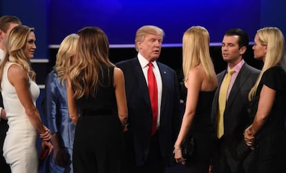 El candidat republicà Donald Trump és envoltat per la seva família en acabar el debat.