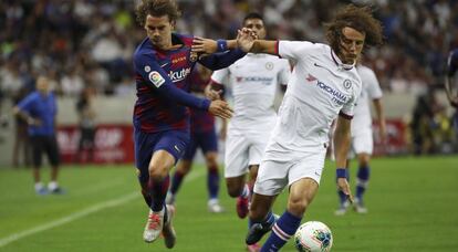 Griezmann y David Luiz pugnan por el esférico.