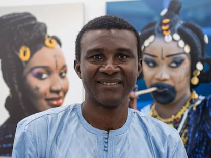 Mamadou Gomis, en su exposición "Dakar, una mirada", en Casa África.