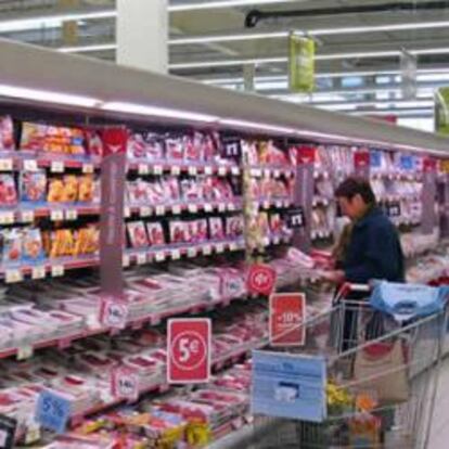 Una persona hace la compra en el supermercado.