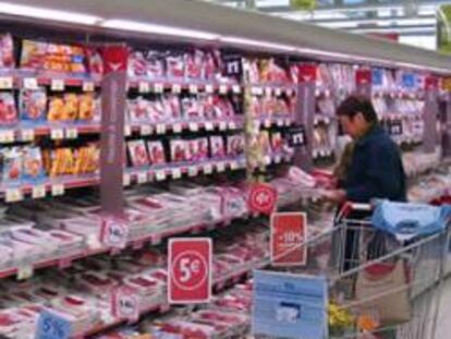 Una persona hace la compra en el supermercado.