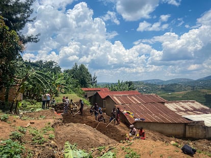 Excavaciones en la última fosa común encontrada en Ngoma, en el sureste de Ruanda el pasado marzo.