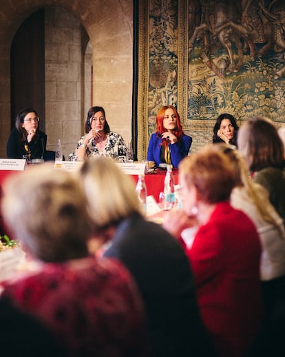 Sara, con la actriz Vicky Luengo; la presidenta del Congreso, Francina Armengol, y la empresaria Mireia Badía.