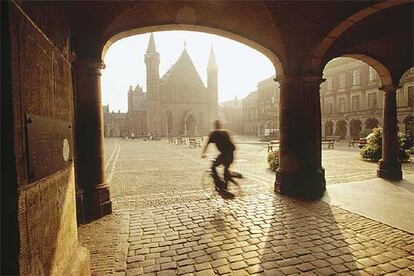 La plaza de Binnenhof, en La Haya, reúne las sedes del Parlamento holandés. Al fondo, la silueta del Ridderzaal, edificio del siglo XIII con dos torres.