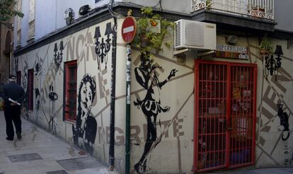 Autor: Señor Marmota. Calle Juristas. La obra del Señor Marmota se reparte por las calles de Valencia entre sus trabajos de carácter más personal y otros proyectos de encargo con abundantes referencias a la cultura pop. En lo que fuera el bar de la bailarina y coreógrafa Olga Poliakof, las figuras de la estrella de la era del jazz Josephine Baker, de la cantante Edith Piaf o de la actriz Marlene Dietrich, iluminan sus muros exteriores. 