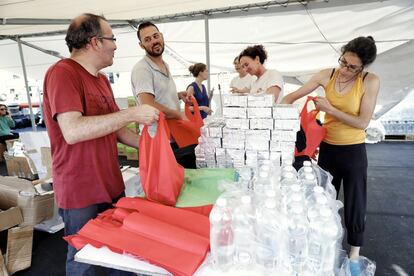 A punto de zarpar se ultiman los preparativos en el puerto Paola, junto a La Valeta (Malta). La tarde se pasa en cubierta haciendo los packs que les entregarán a los migrantes nada más haber sido rescatados.